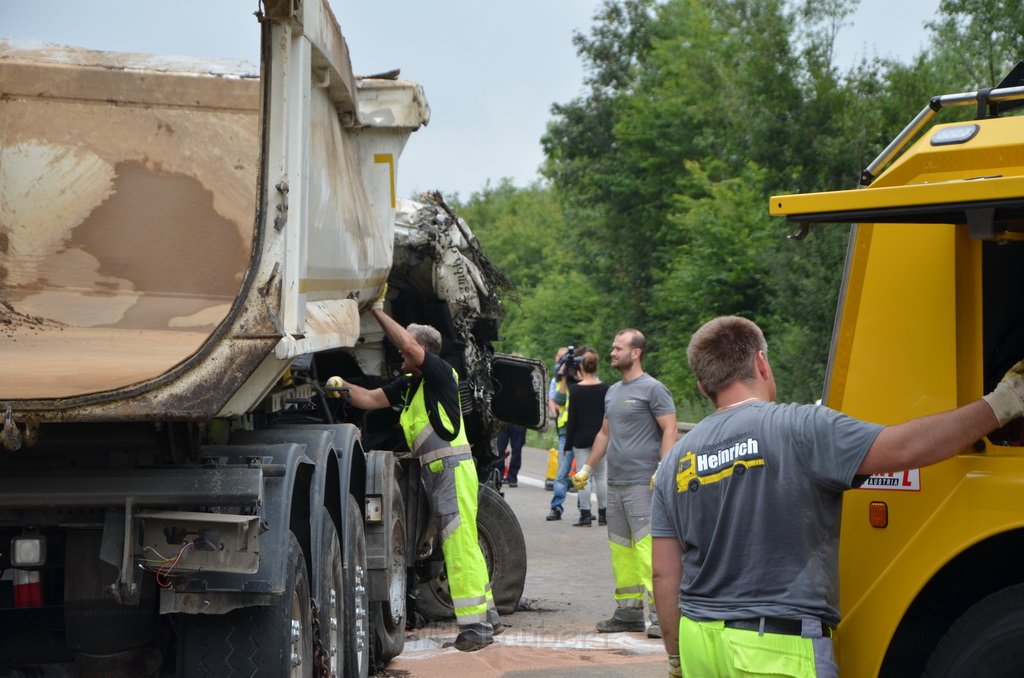 LKW umgestuerzt A 1 Rich Saarbruecken P241.JPG